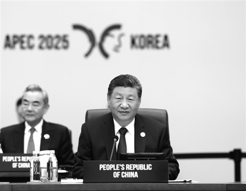 当地时间10月31日上午,亚太经合组织第三十二次领导人非正式会议第一阶段会议在韩国庆州和白会议中心举行。国家主席习近平出席会议并发表题为《共建普惠包容的开放型亚太经济》的重要讲话。新华社发